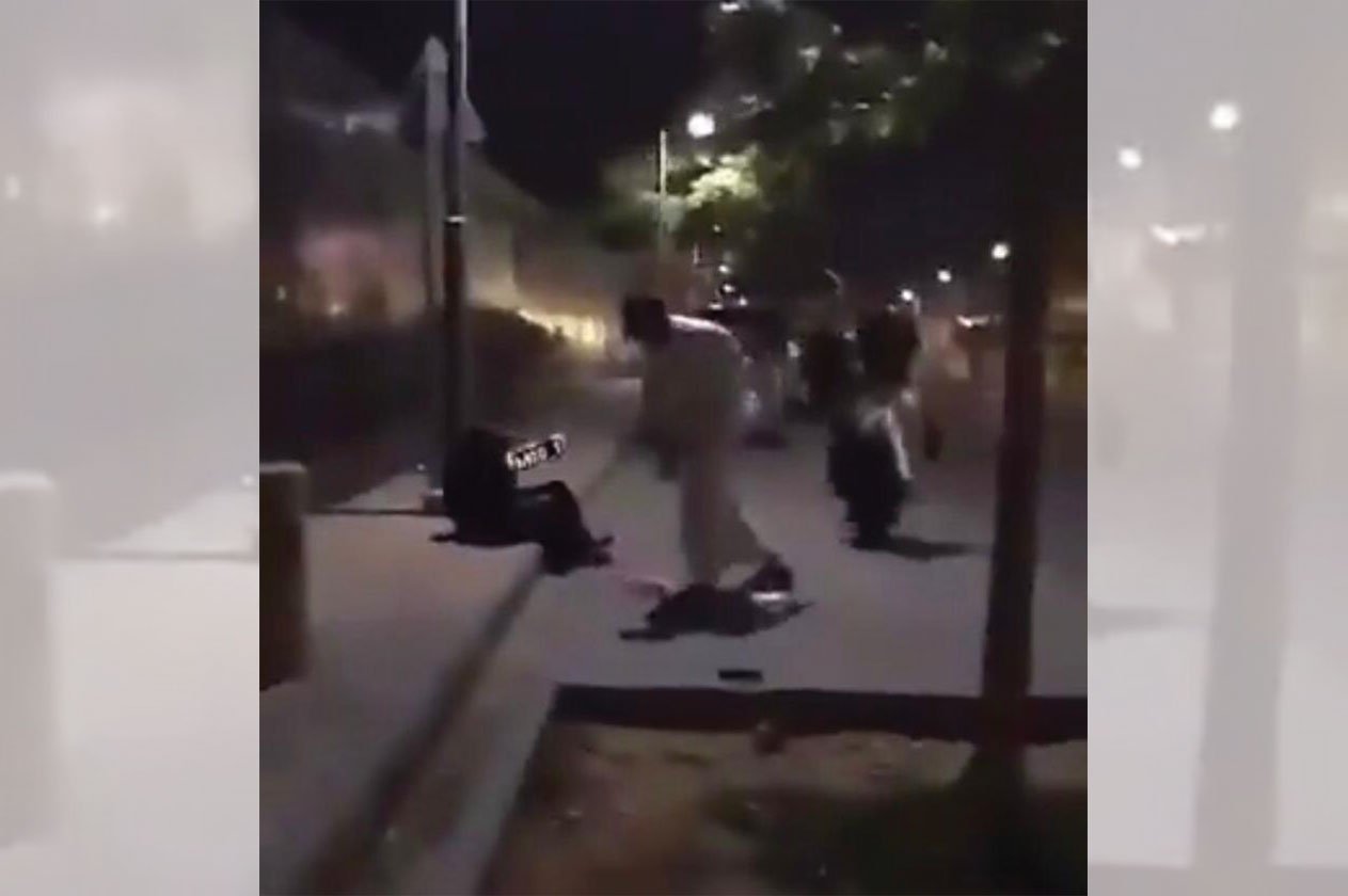 القبض على شخص اعتدى بالضرب على امرأة  في مكان عام