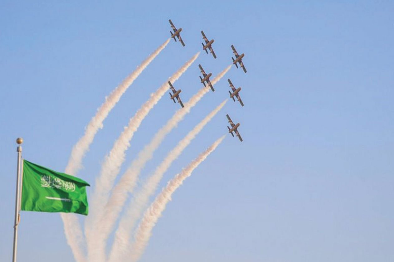 بالصور.. «صقور السعودية» و«فرسان الإمارات» يزينون سماء المملكة بالعروض