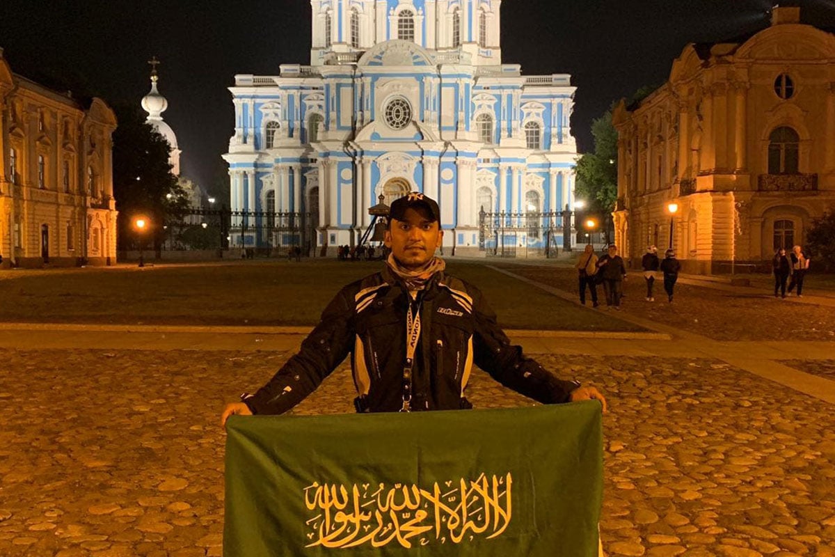 بالصور.. الرحالة «العنزي» يزور 31 دولة للاحتفال باليوم الوطني
