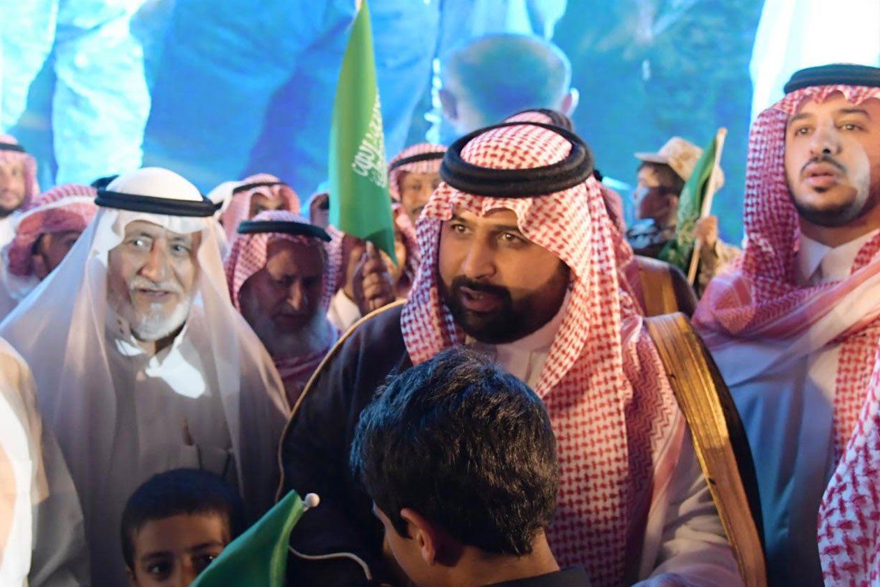 بالصور.. أمير جازان بالنيابة يشارك أبناء وذوي الشهداء الاحتفال باليوم الوطني