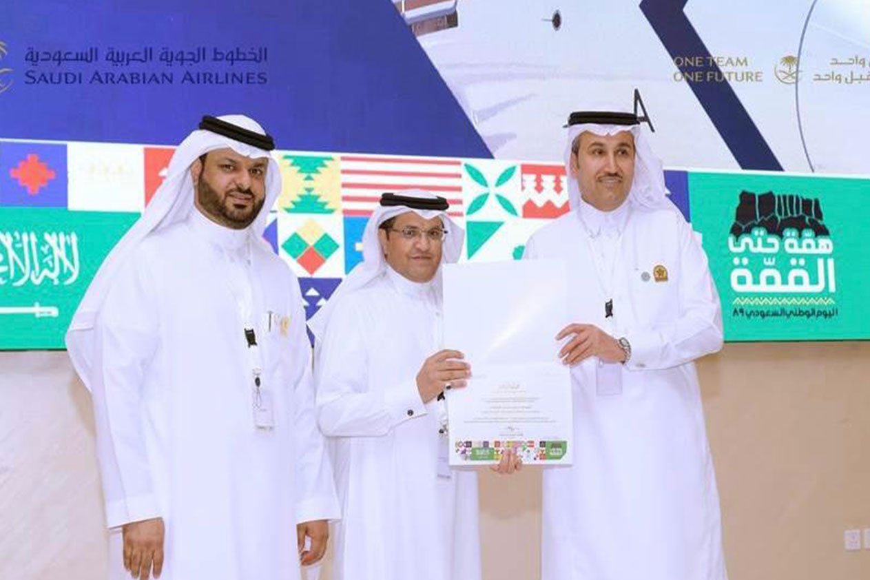 بالصور.. «الخطوط السعودية» تكرّم 89 من مميزيها.. و«الجاسر» يسلمهم الشهادات