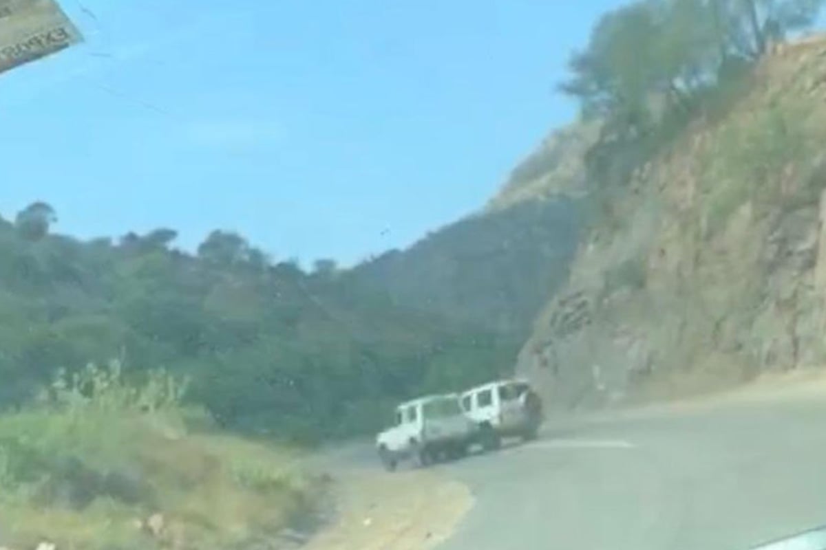 الإطاحة بقائدي مركبتين تصادما عمدًا وإحالتهما إلى شرطة الدائر