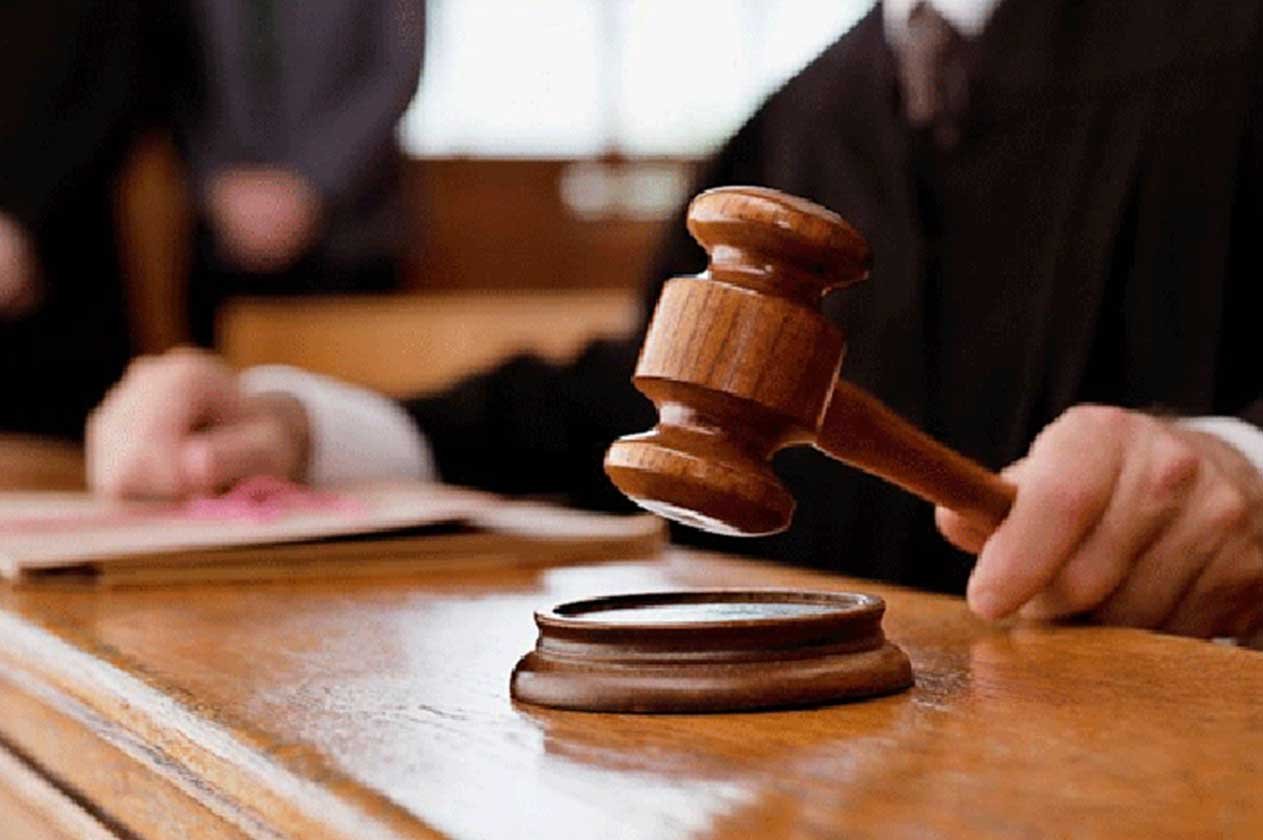 القضاء الإيراني يحكم بالسجن على شاعر ألقى قصيدة أمام المرشد
