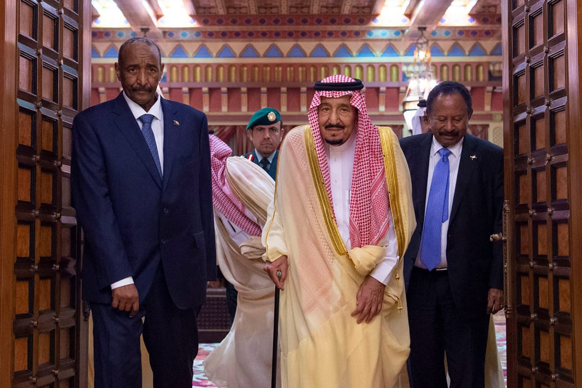 خادم الحرمين يستقبل رئيسي مجلسَي السيادة والوزراء بالسودان