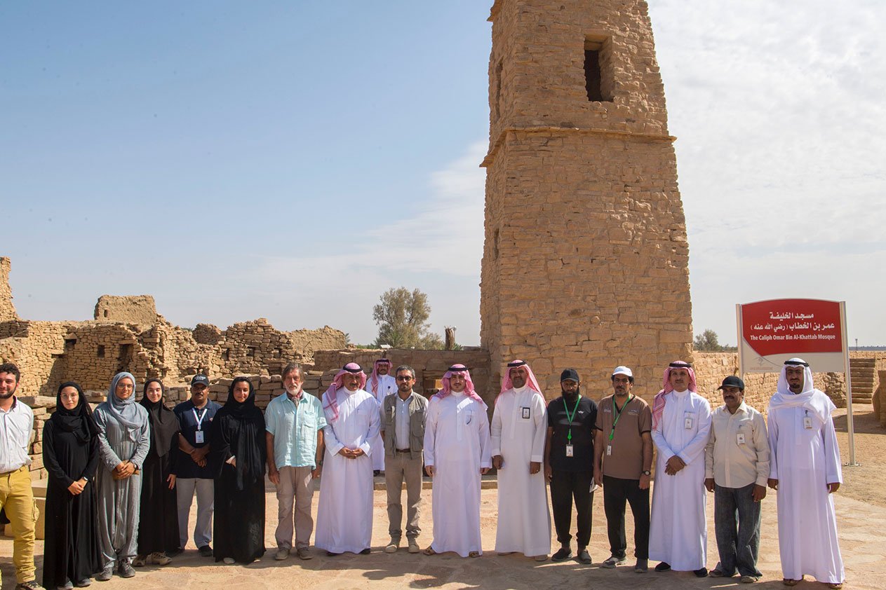 بالصور.. أمير الجوف يقف على أعمال التنقيب بمحافظة دومة الجندل