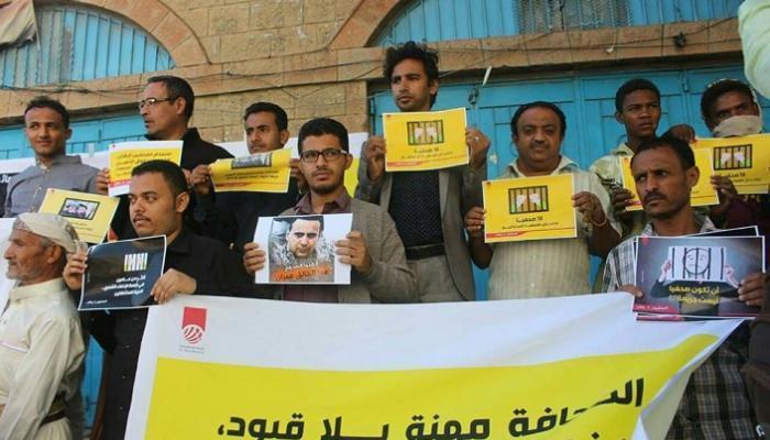 11 صحفيًا يمنيًا يُعانون ويلات المرض والتعذيب بسجون الحوثي
