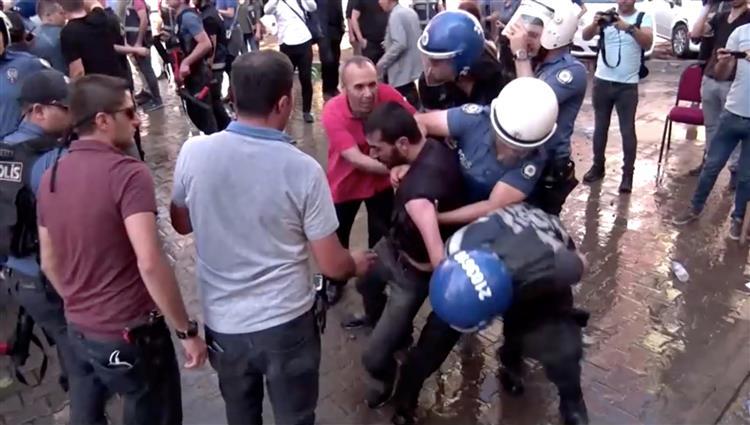 اعتقال عشرات الإعلاميين في تركيا بتهمة انتقاد غزو سوريا