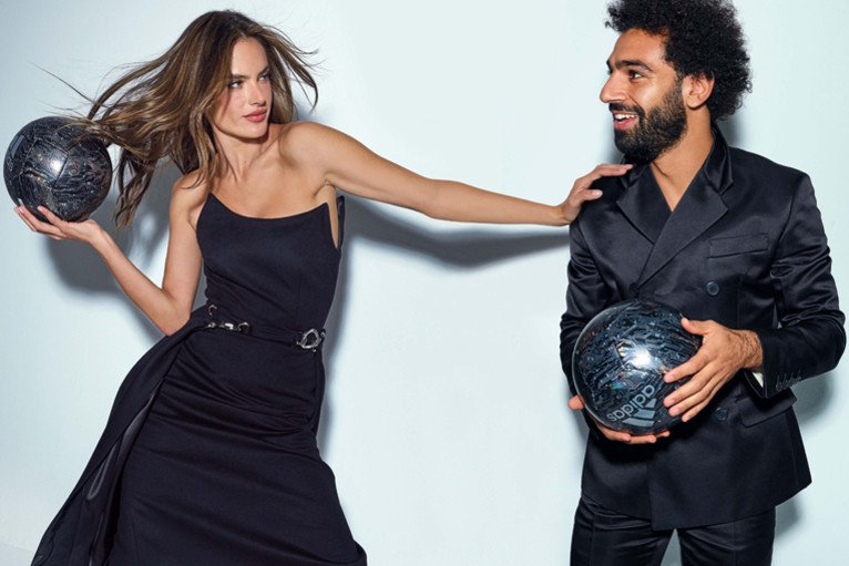 بالفيديو.. محمد صلاح يوضح كواليس تصويره مع عارضة الأزياء البرازيلية