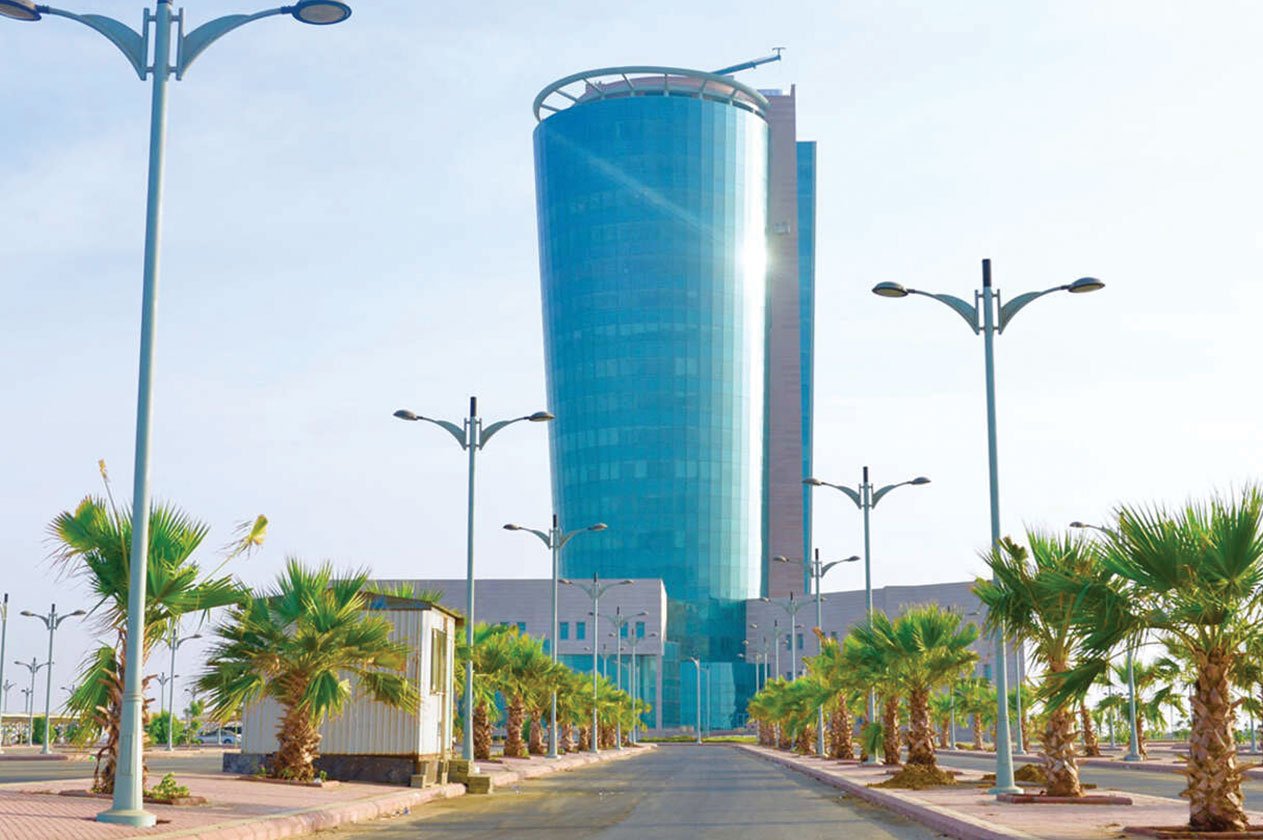 إغماء طالبة بجامعة جازان يُشعل سجالًا ثلاثيًّا حول «لغز» استدعاء المسعفين