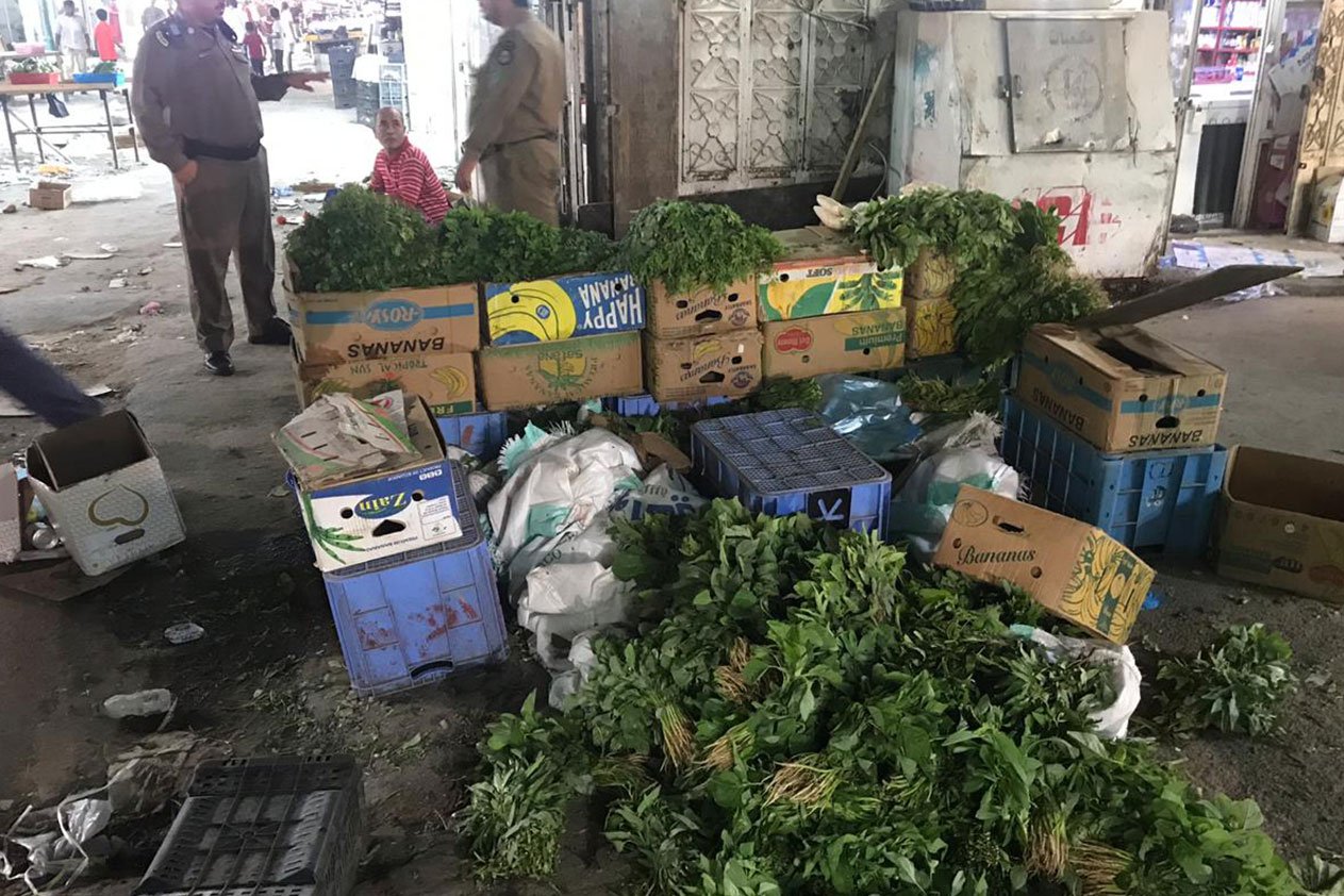 بالصور.. مداهمة سوق النكاسة بمكة وإتلاف أطنان من الغذاء التالف وضبط مخالفين