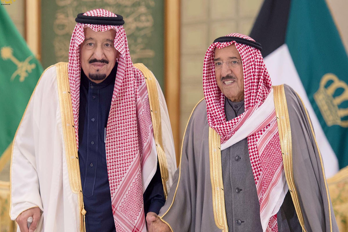 خادم الحرمين يهنئ أمير الكويت بعودته إلى بلاده