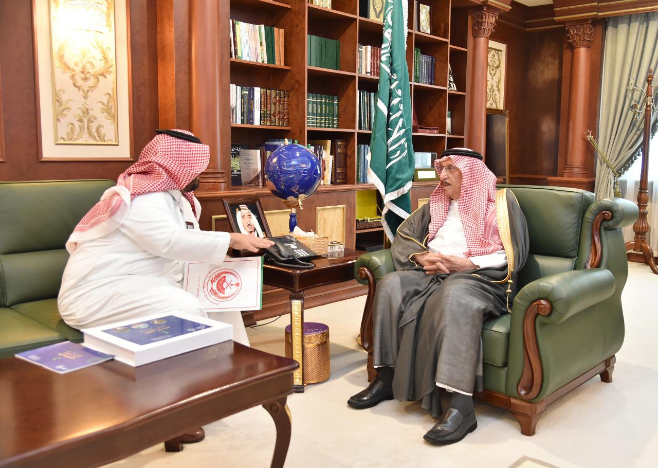 أمير جازان يتسلم تقريرًا من محافظ الداير بشأن المشروعات المنفذة