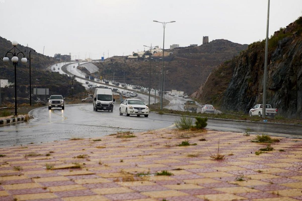 الجهني يحذر من أول منخفض جوي ممطر على المملكة خلال أيام