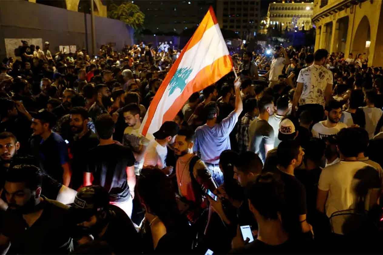 السفارة السعودية في لبنان تطالب المواطنين بالابتعاد عن أماكن التظاهرات