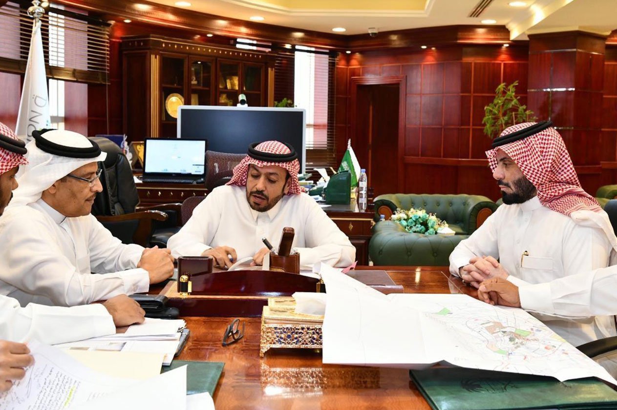 أمين المنطقة الشمالية يناقش مع وفد «أرامكو» نقل خط أنابيب «التابلاين»