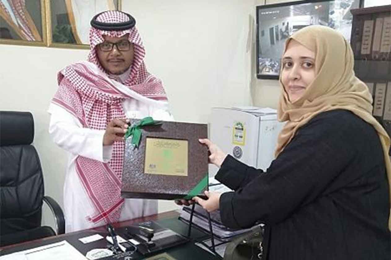 مساعد القنصل البريطاني تقدّم الشكر لوحدة الحماية الاجتماعية بالرياض لرعايتهم امرأة إنجليزية