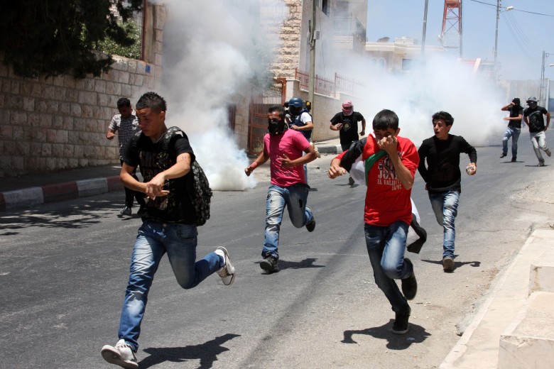 إصابة 77 فلسطينيًا في مواجهات مع جيش الاحتلال
