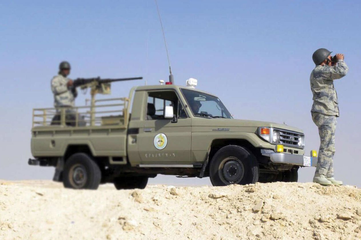 حرس الحدود ينقذ طفلًا من الغرق أثناء  السباحة في شاطئ حنيش بمكة