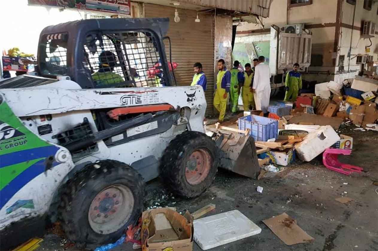مصادرة حمولة 3 قلابات لحوم وأسماك فاسدة بمكة