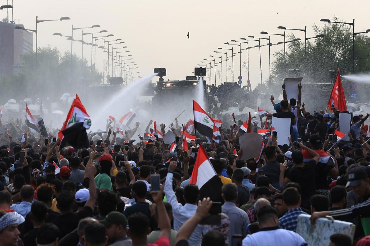 آلاف العراقيين يواصلون التظاهر.. ورفع سقف المطالب إلى حل البرلمان
