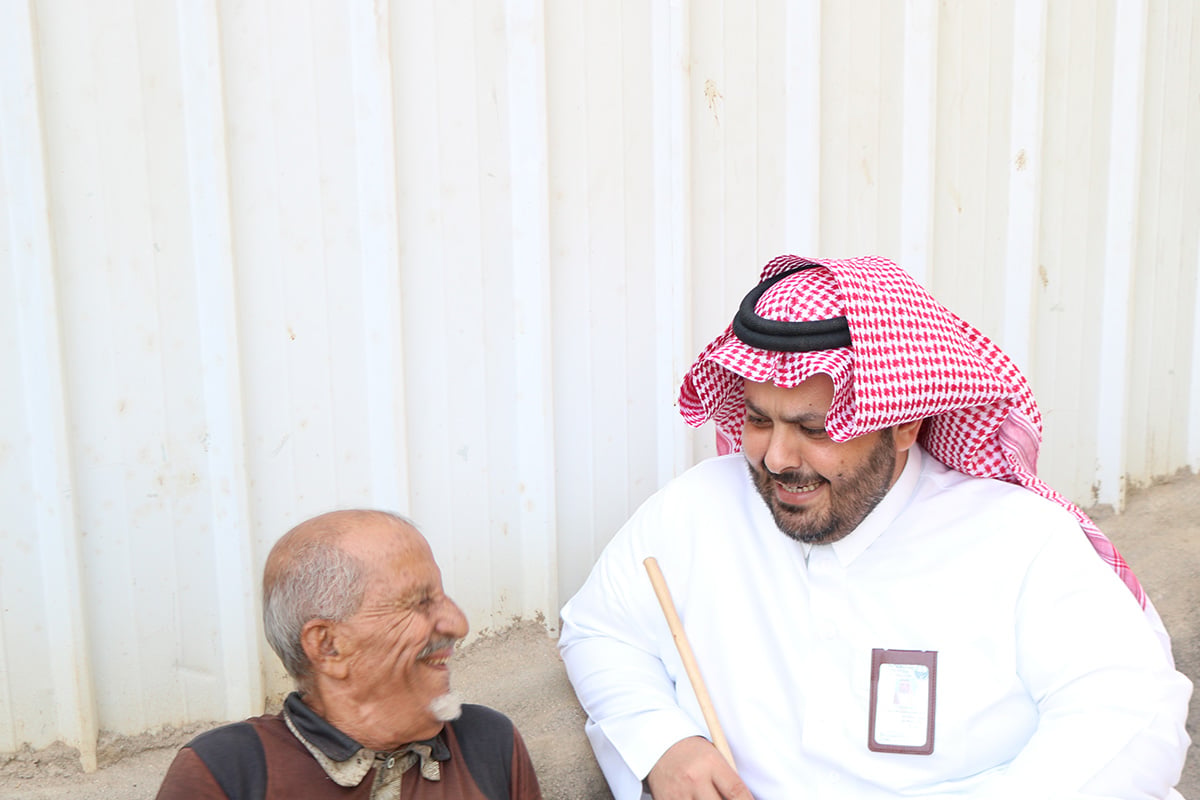 بالصور.. محافظ الداير يزور «ثمانيني القرحان» ويوجه بتلبية احتياجاته وتوصيل الكهرباء لمسكنه