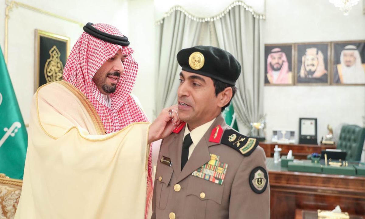 أمير الحدود الشمالية يقلِّد مدير شرطة المنطقة رتبته الجديدة