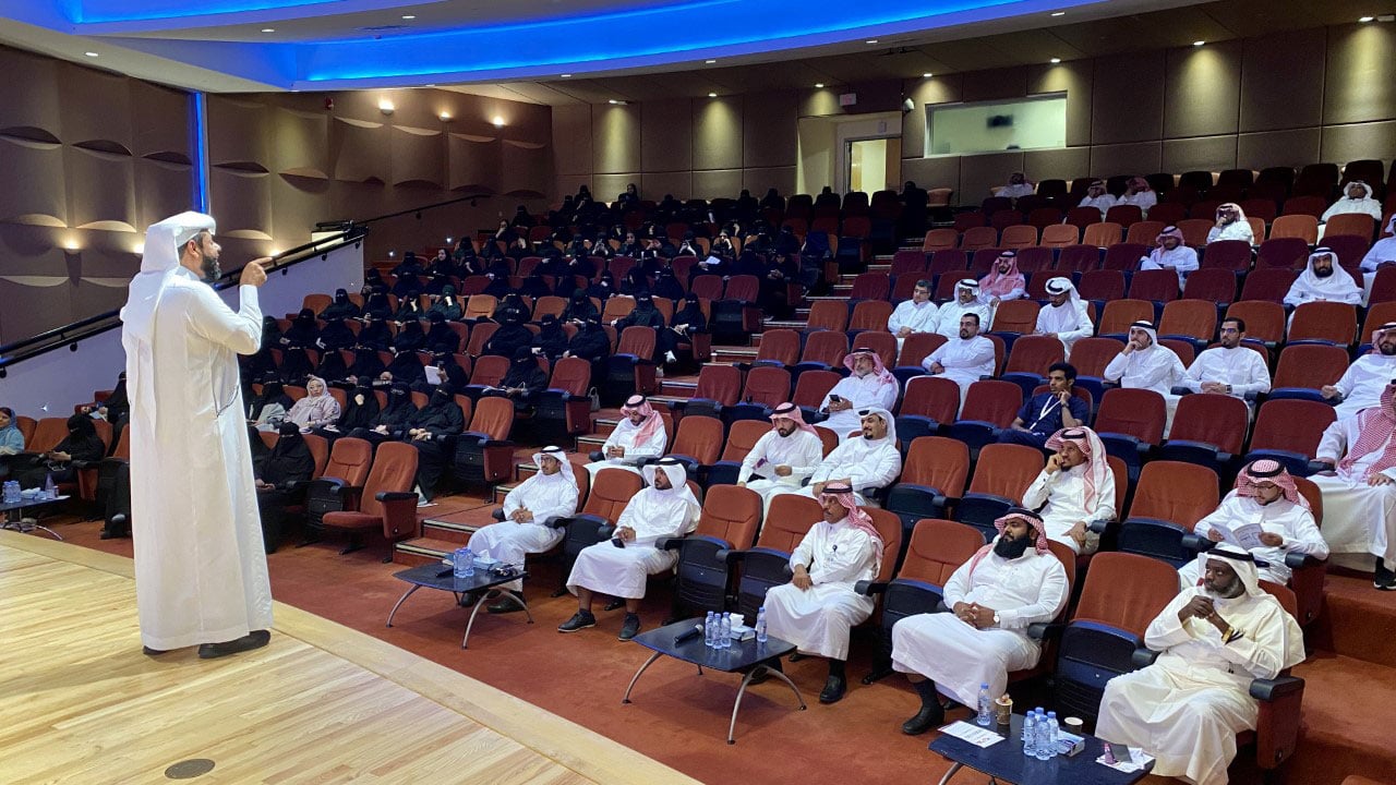بالصور.. مستشار تربوي: 50% من الأسر السعودية لا تستمع لأبنائها