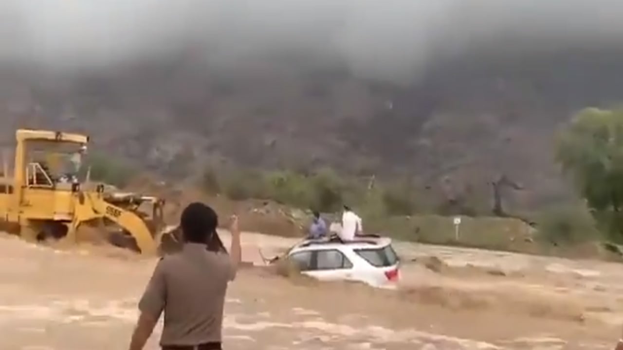 بالفيديو.. مواطن ينقذ 3 محتجزين في «سيول نيرا» باستخدام «شيول»
