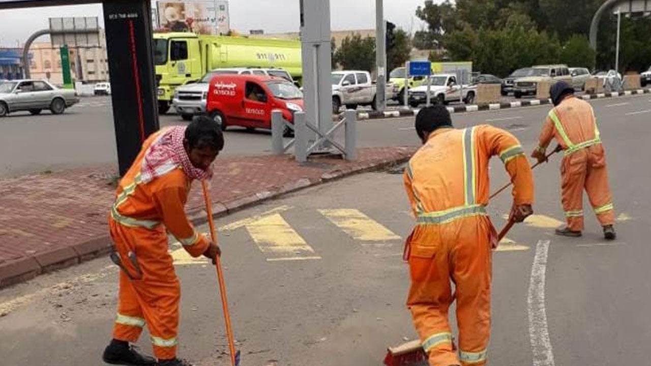 بالصور.. فرق نظافة الطائف تزيل 6700 طن من مخلفات البناء والهدم