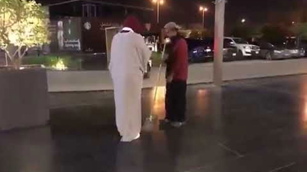 فيديو.. هدايا «فتاة العطاء» تثير الانقسام بين النشطاء على «تويتر»