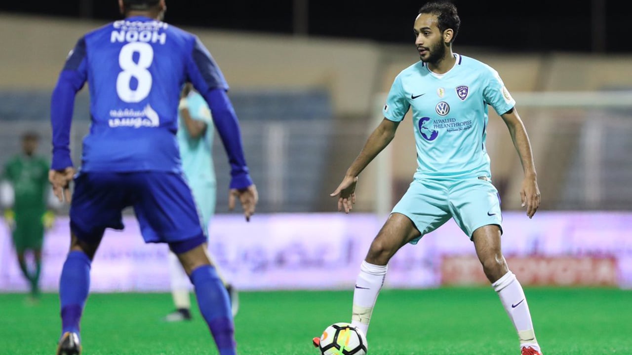 وجهًا لوجه.. عطيف ودا سيلفا معركة حامية في وسط الملعب