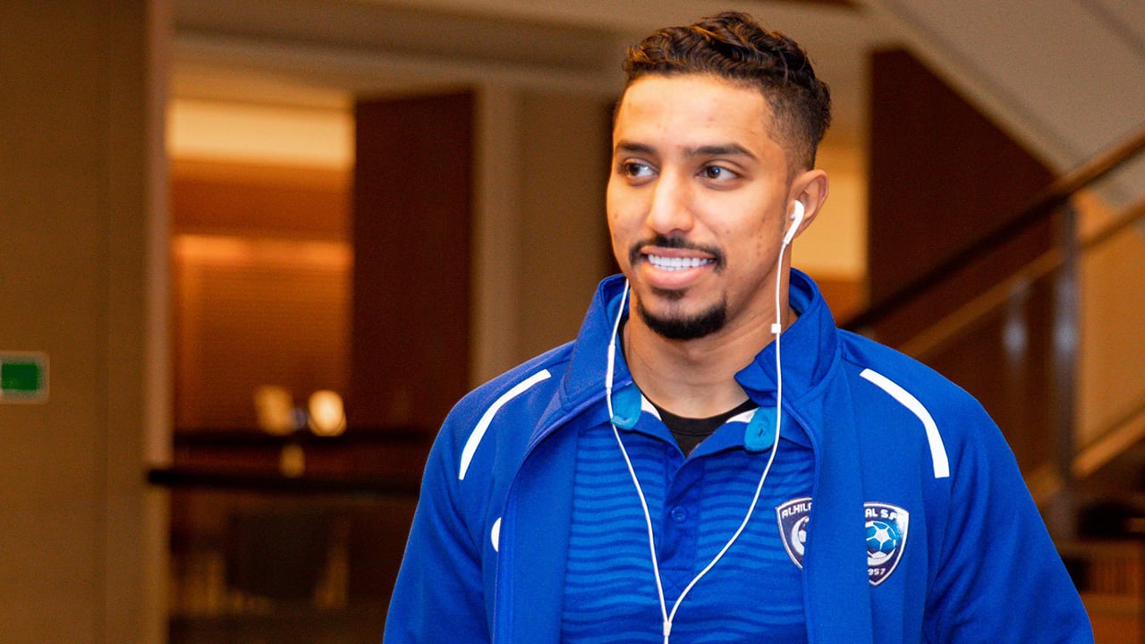 بالصور.. لاعبو الهلال يتجهون إلى ملعب المباراة