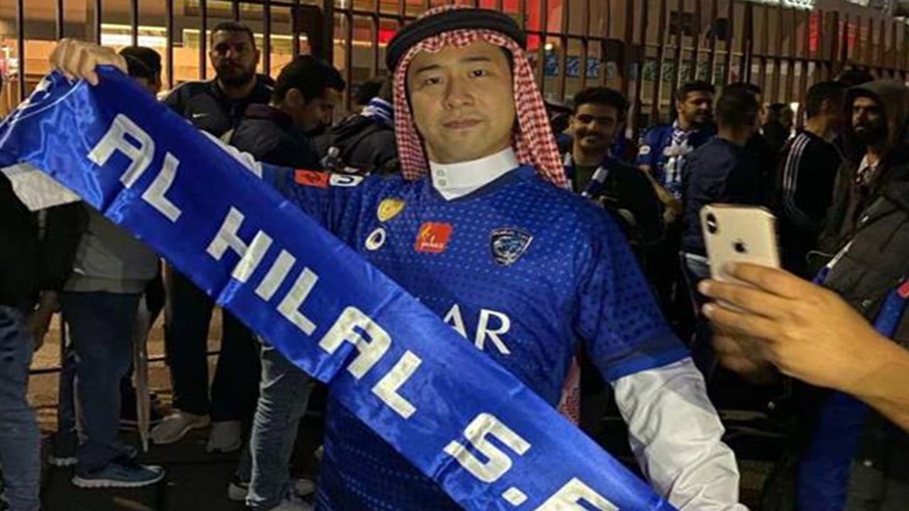 صورة.. مشجع ياباني يرتدي الزي السعودي ويساند الهلال أمام أوروا