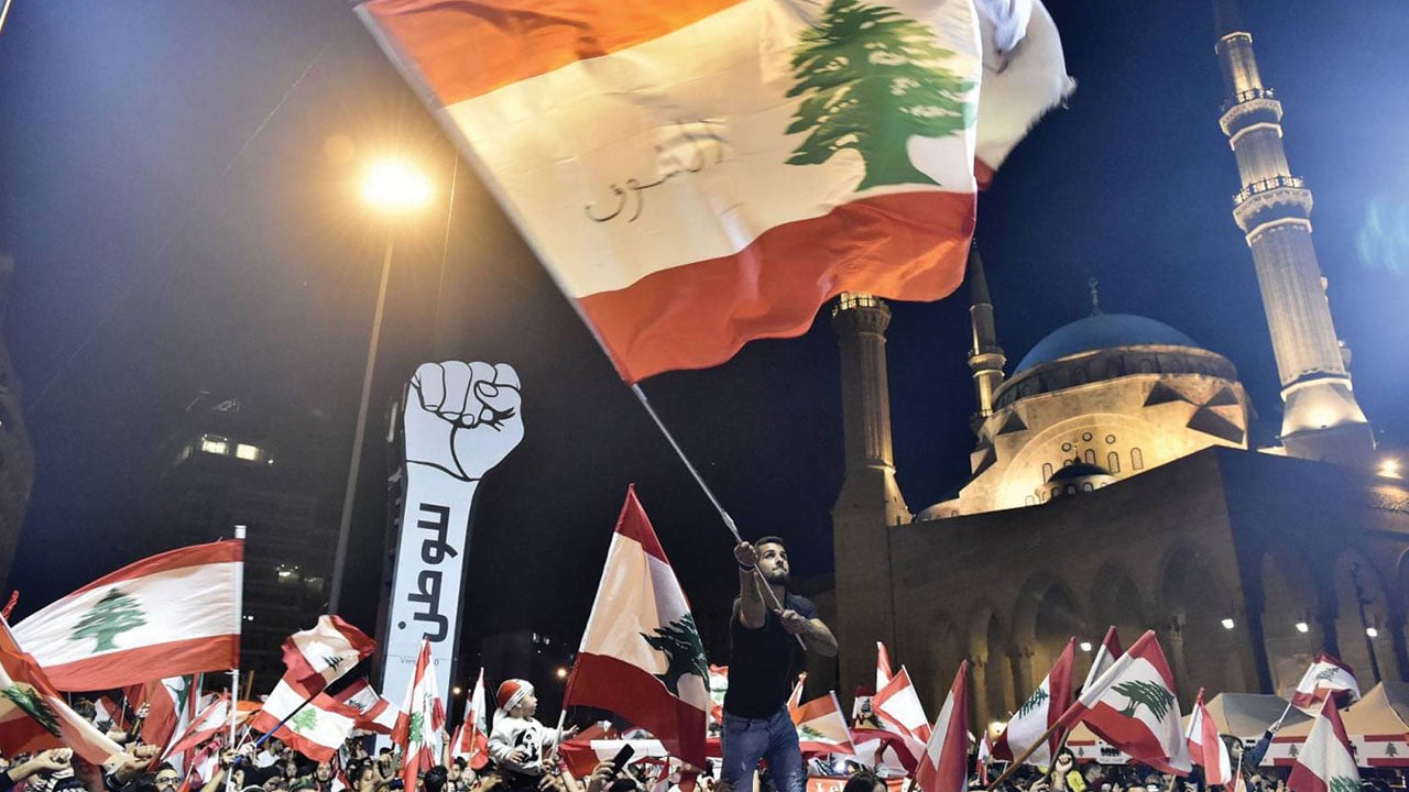حراك لبنان.. مئات المتظاهرين على طريق القصر الجمهوري للمطالبة بحكومة نزيهة