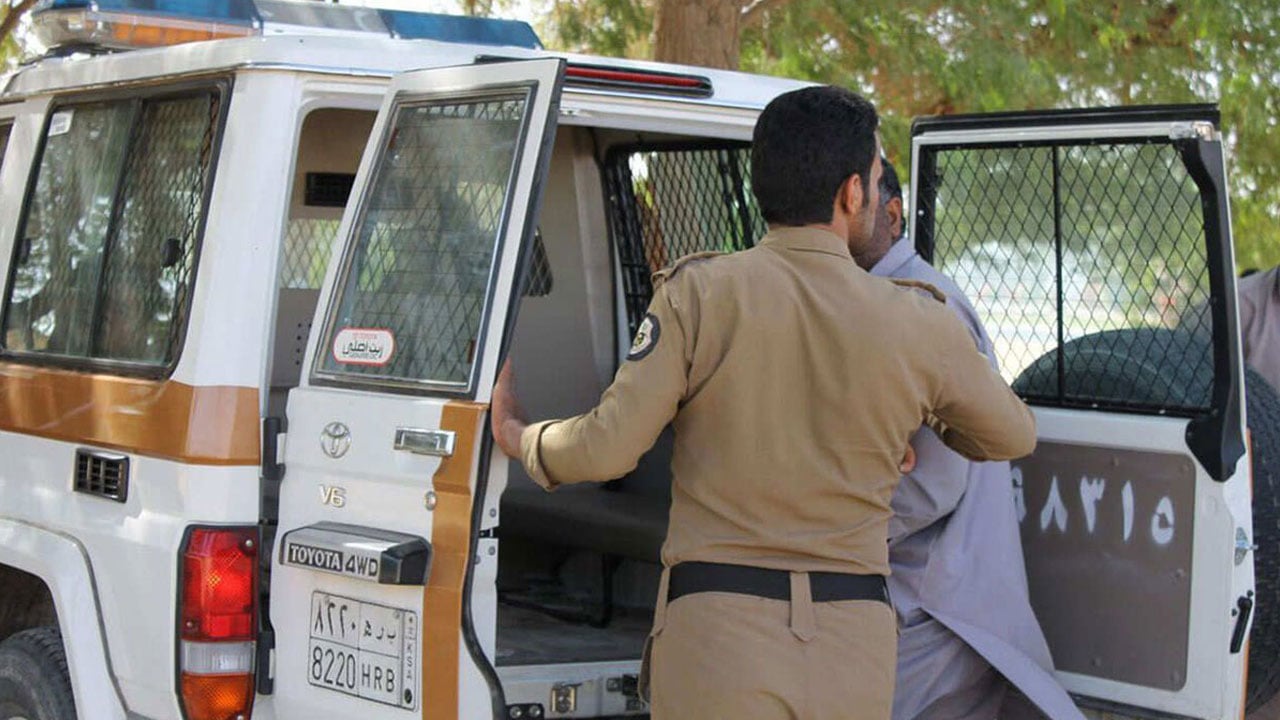 شرطة القصيم تُطيح بثلاثة سودانيين سرقوا مواطنًا بالقوة