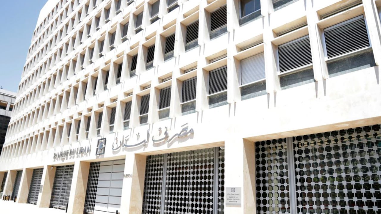 مصرف لبنان المركزي يتخذ إجراءً استثنائيًا لصرف الفائدة على الودائع