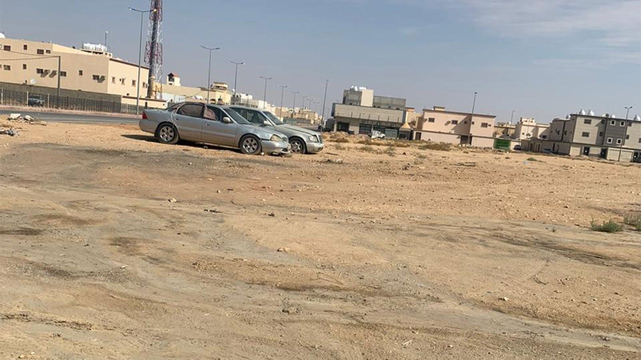 حي الزاهر بالخرج يعاني تكدُّس السيارات المهملة.. والبلدية: رفعنا أكثر من ألف مركبة خلال عام