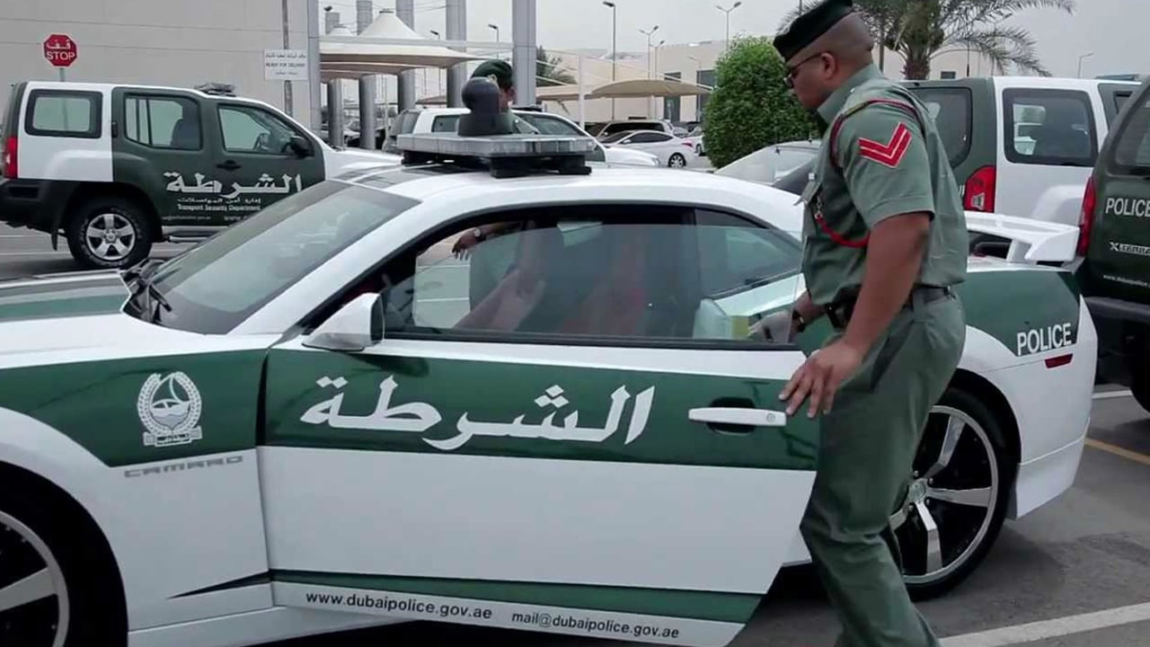 «استعراضات خطرة» تدفع شرطة دبي لضبط سائقي 50 مركبة