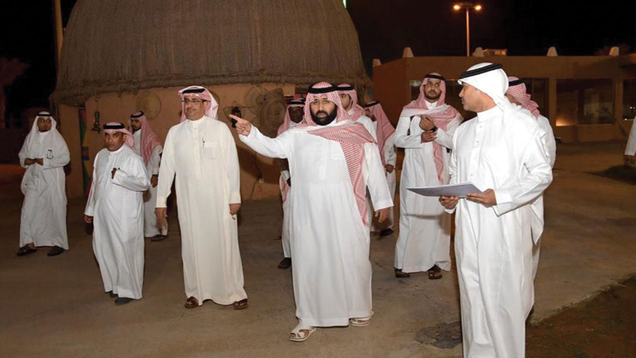 نائب أمير جازان يتفقَّد القرية التراثية بمدينة جيزان