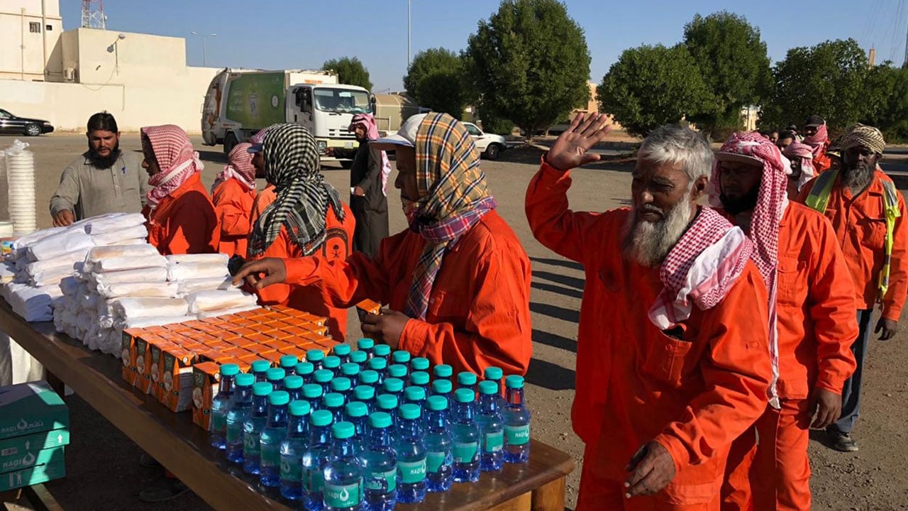 موظفات أحوال رياض الخبراء يوزعن كسوة الشتاء على العمالة والمارة