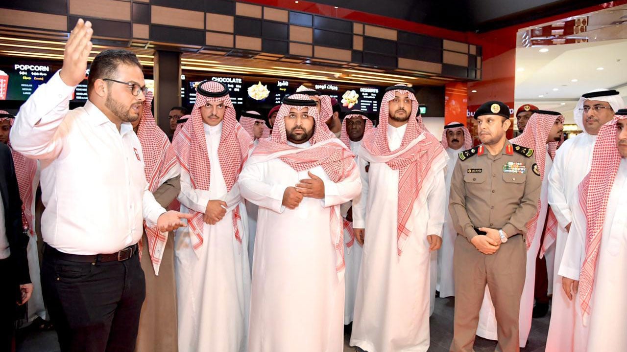 بالصور.. نائب أمير جازان يدشِّن أول دار للسينما بالمنطقة الجنوبية