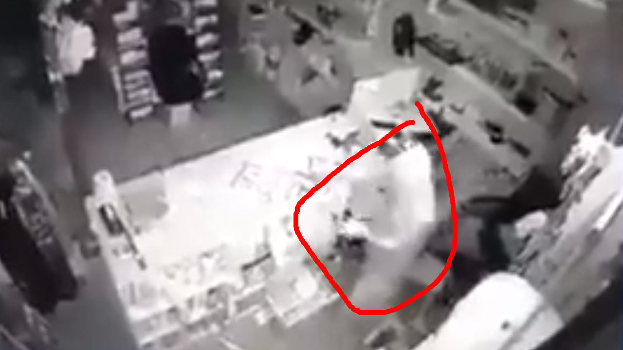 بالفيديو.. مجهول يسطو على محل تجاري بالقويعية