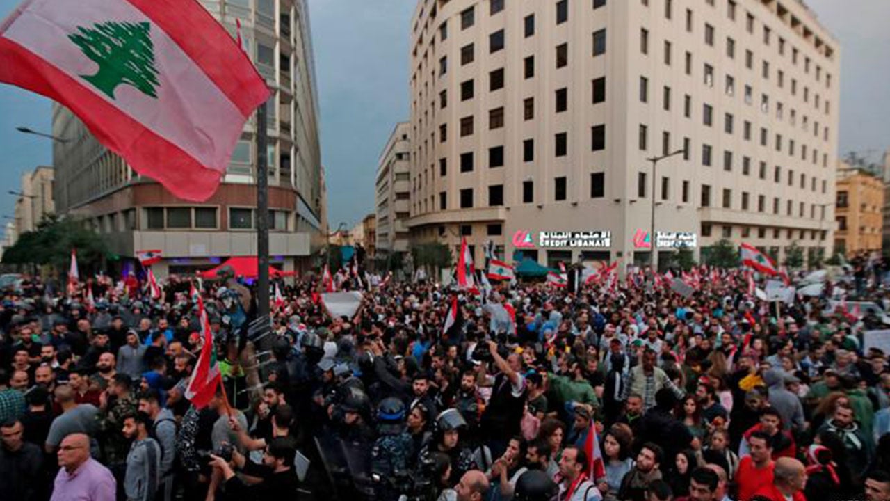 ملثمون يجتاحون شوارع بيروت ويهاجمون المتظاهرين ورجال الأمن