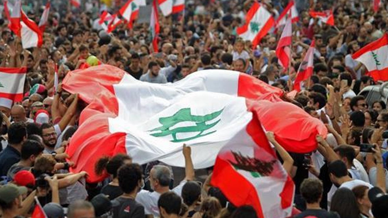 ليلة دامية في بيروت.. إصابة العشرات من المحتجين والجيش يغلق الطرق