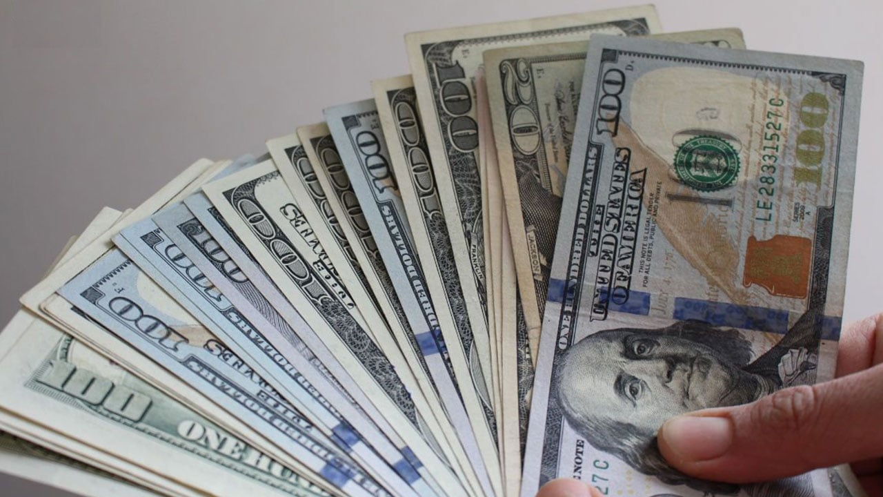 ارتفاع الدولار أمام سلة العملات الرئيسية مدعومًا بمساءلة ترامب