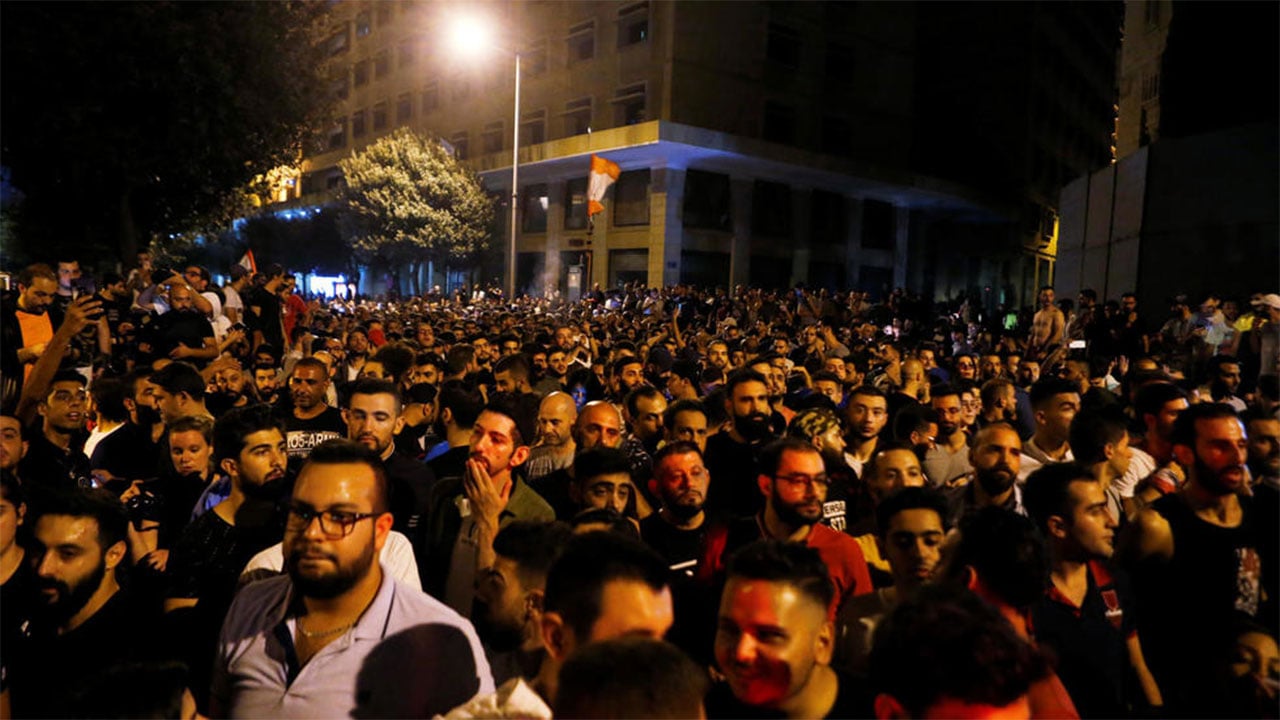 لبنانيون يتظاهرون أمام مجلس النواب