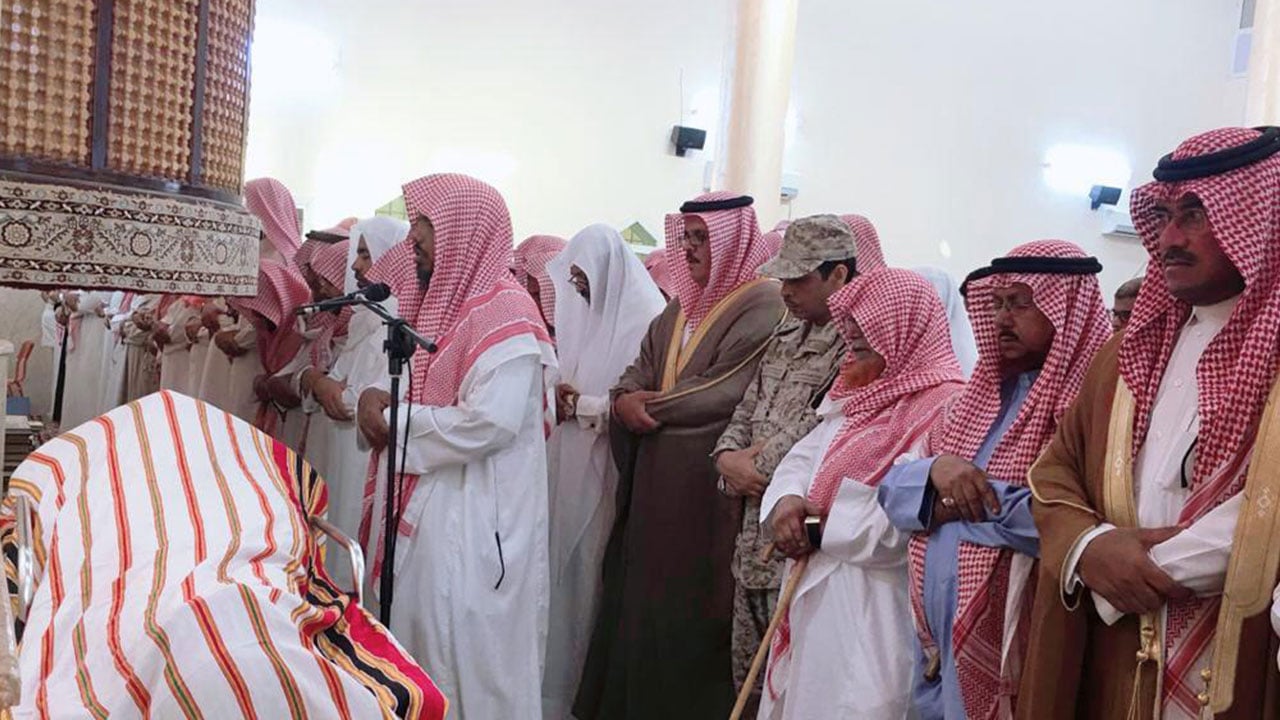 بالصور.. محافظ صبيا يؤدي صلاة الميت على شهيد الواجب «حنيشي»
