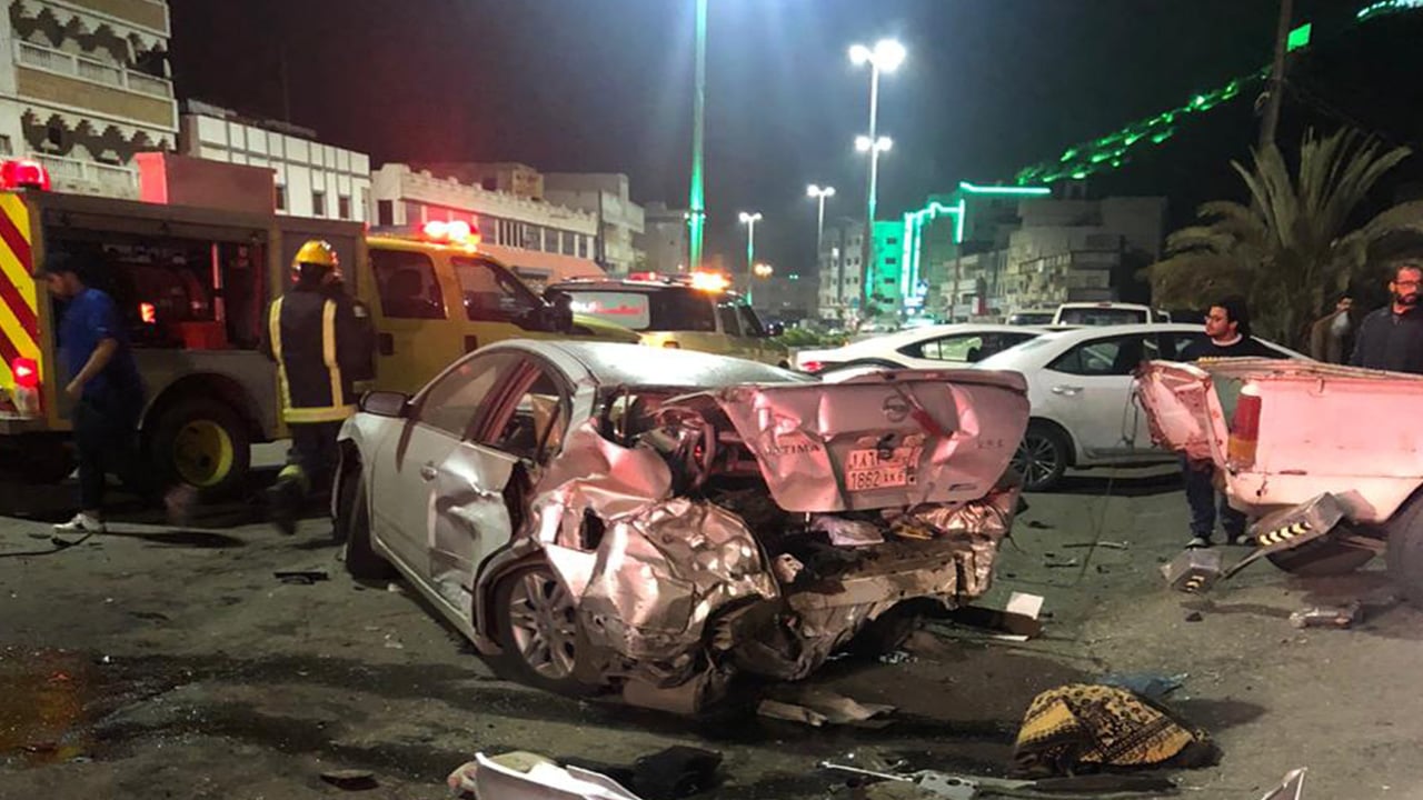 بالصور.. إصابتان إحداهما خطيرة في حادث تصادم بالباحة