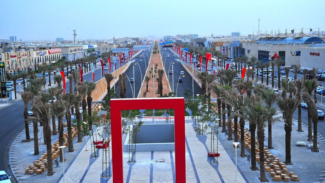 بلدية الخبر: إغلاق طريق الملك عبدالله لحين تركيب جسر المشاة
