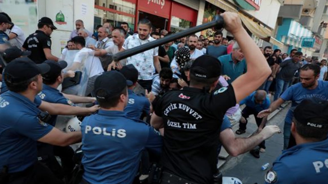 نائب تركي يتهم شرطة أردوغان بتعذيب معارضين عرايا
